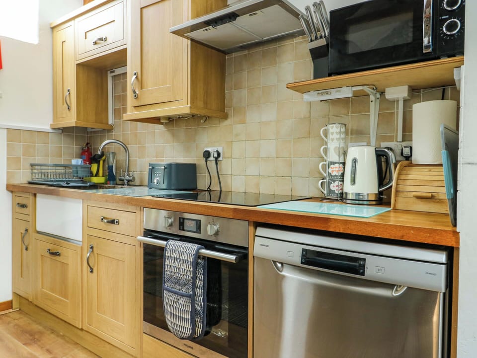Cottage | Private kitchen | Fridge, microwave, cookware/dishes/utensils