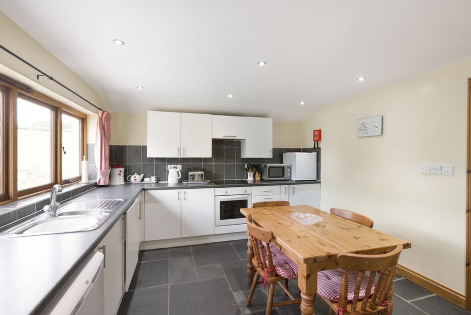 Cottage | Private kitchen | Fridge, microwave, stovetop, cookware/dishes/utensils