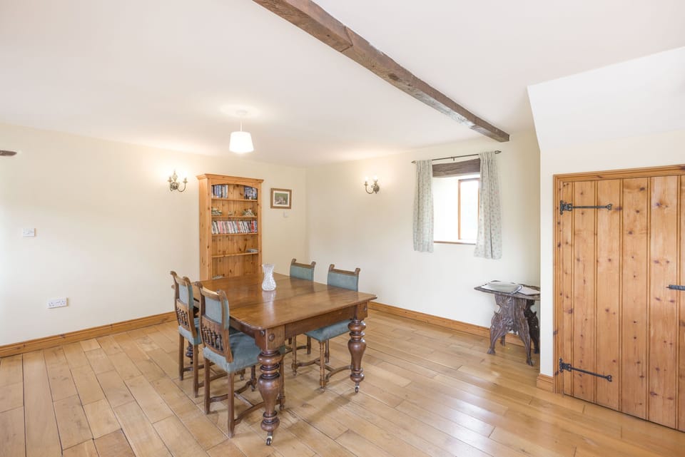 Cottage | Private kitchen | Fridge, microwave, stovetop, cookware/dishes/utensils