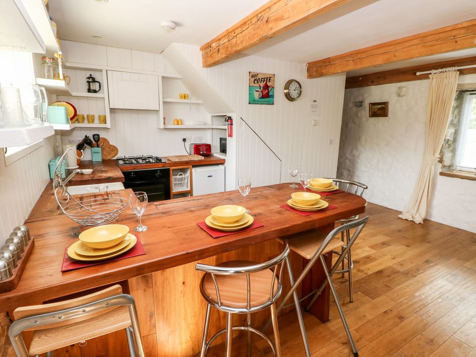 Cottage | Private kitchen | Stovetop, highchair, cookware/dishes/utensils