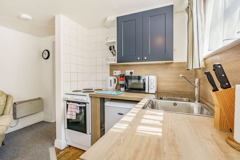 Cottage | Private kitchen | Fridge, microwave, stovetop, toaster
