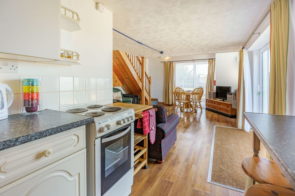 Cottage | Private kitchen | Fridge, microwave, stovetop, toaster