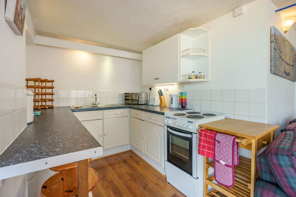 Cottage | Private kitchen | Fridge, microwave, stovetop, toaster