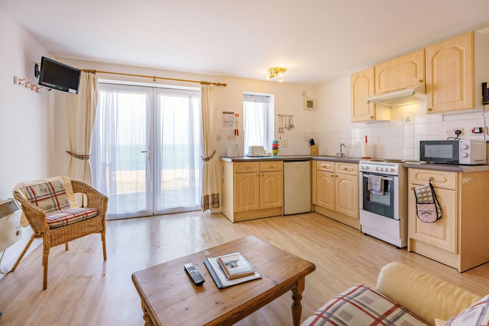 Cottage | Private kitchen | Toaster, cookware/dishes/utensils