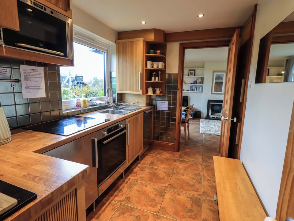 Cottage | Private kitchen | Fridge, stovetop, dishwasher, cookware/dishes/utensils