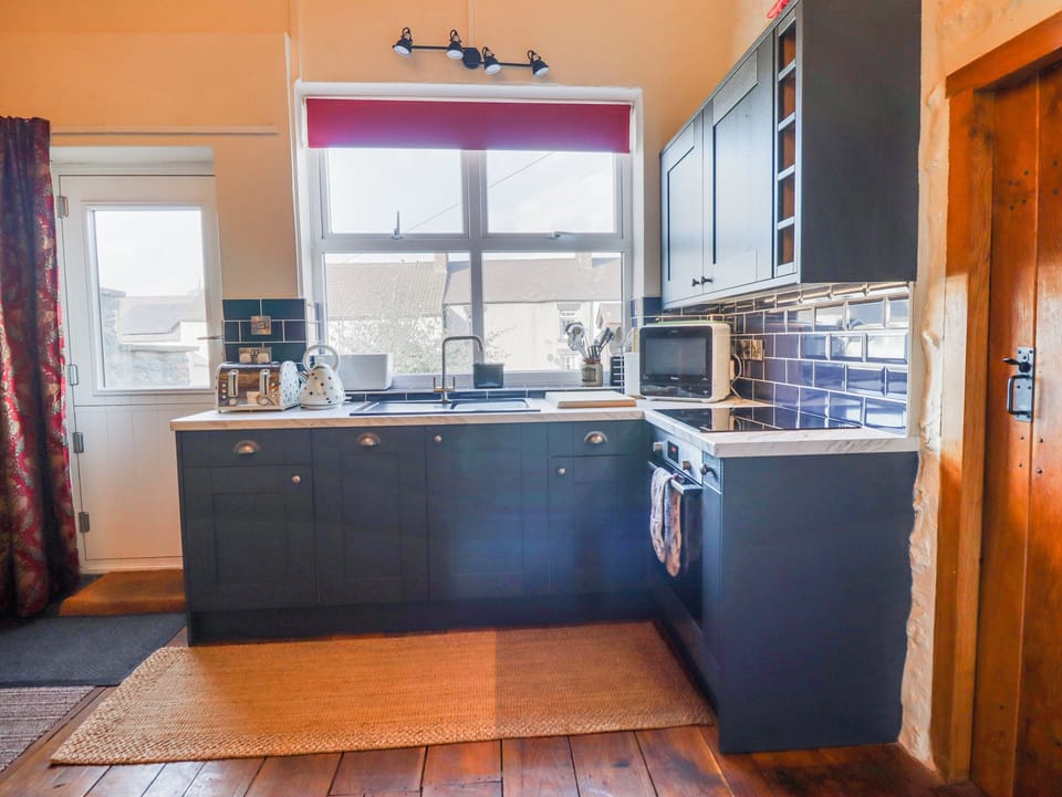 Cottage | Private kitchen | Fridge, microwave, stovetop, cookware/dishes/utensils