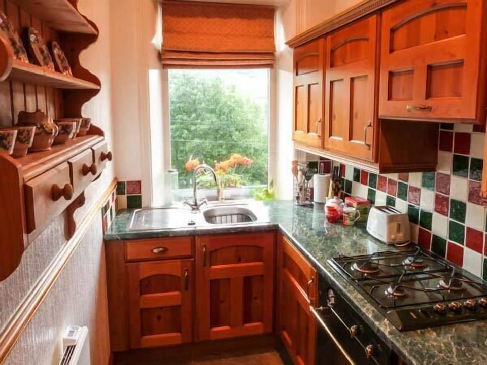 Cottage | Private kitchen | Fridge, microwave, stovetop, toaster