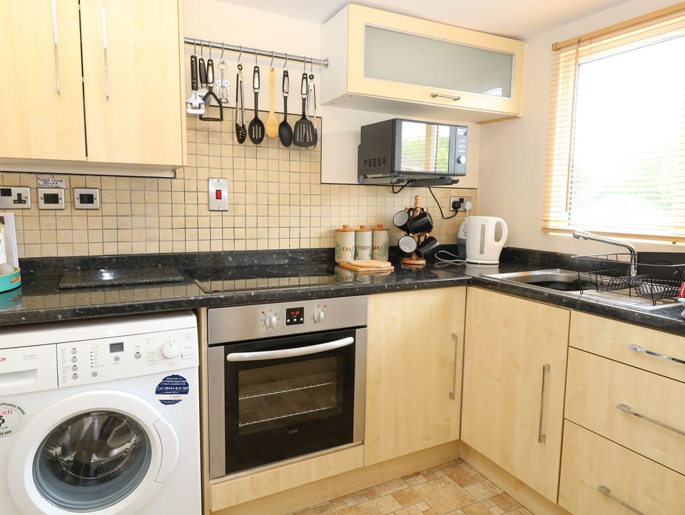 Cottage | Private kitchen | Stovetop, cookware/dishes/utensils