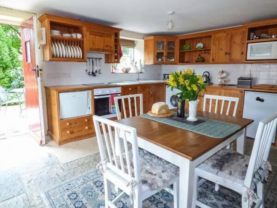 Cottage | Private kitchen | Fridge, microwave, stovetop, dishwasher
