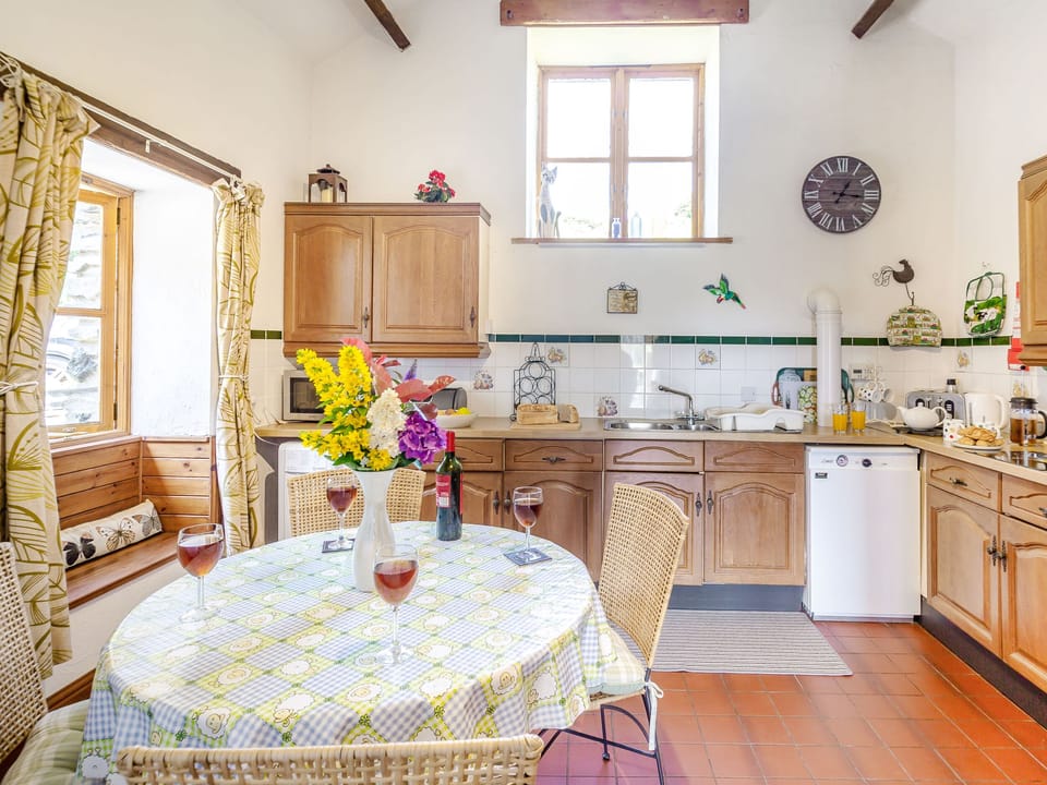 Cottage | Private kitchen | Stovetop, dishwasher, highchair, cookware/dishes/utensils