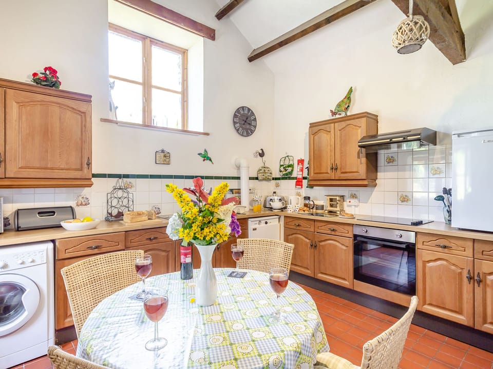 Cottage | Private kitchen | Stovetop, dishwasher, highchair, cookware/dishes/utensils