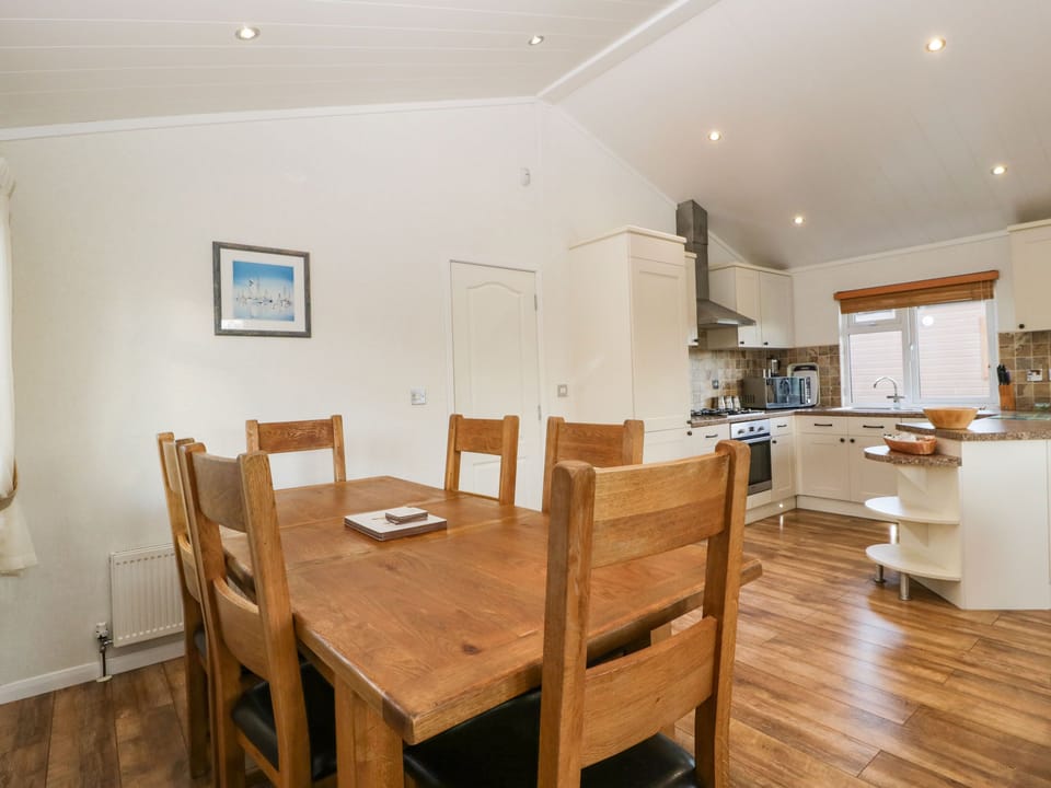Cottage | Dining