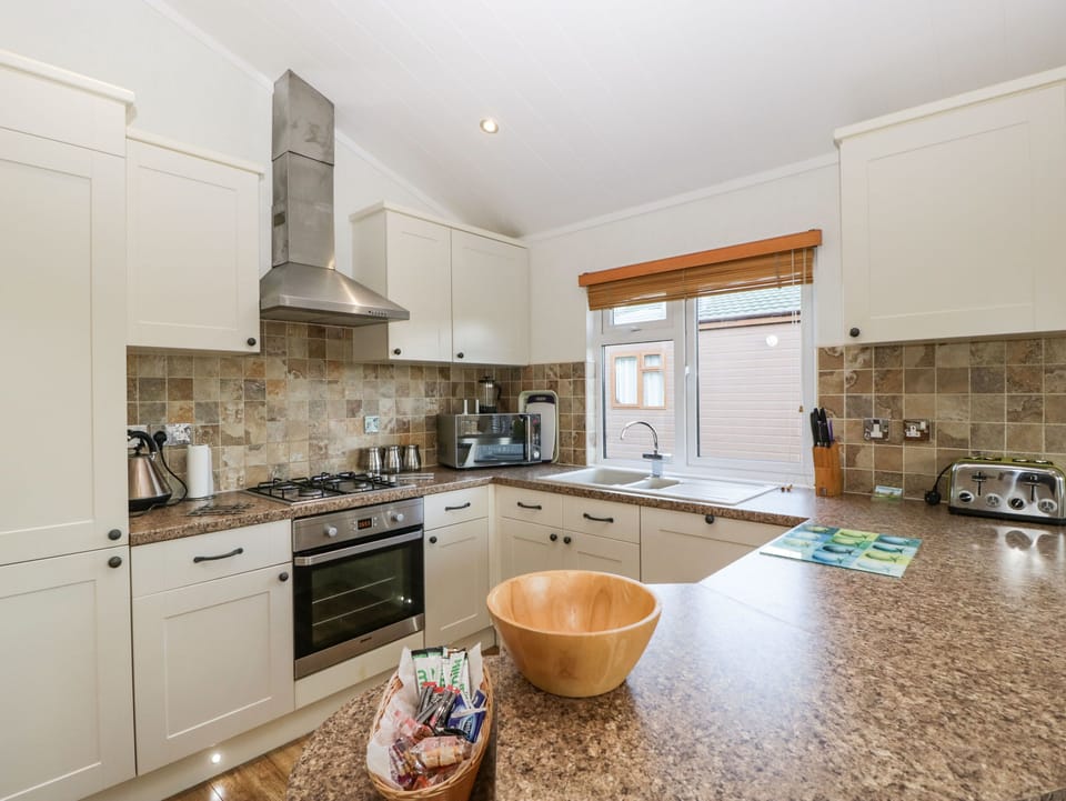 Cottage | Private kitchen | Dishwasher, toaster, cookware/dishes/utensils