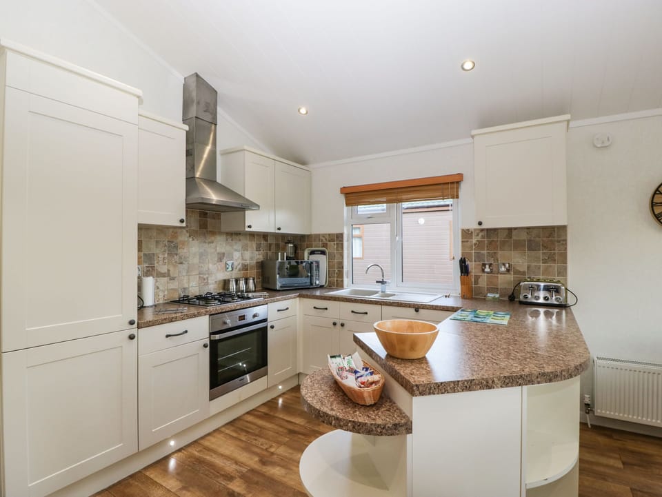 Cottage | Private kitchen | Dishwasher, toaster, cookware/dishes/utensils