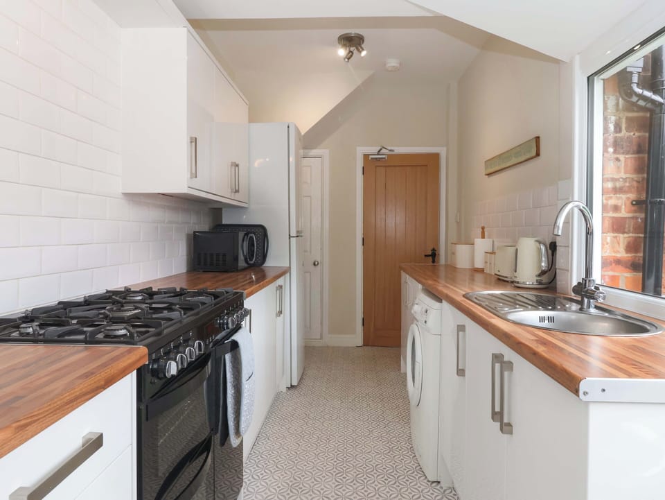 Cottage | Private kitchen | Microwave, stovetop, highchair, cookware/dishes/utensils
