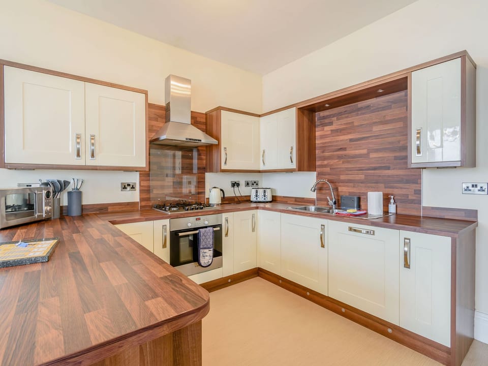 Cottage | Private kitchen | Fridge, microwave, stovetop, dishwasher