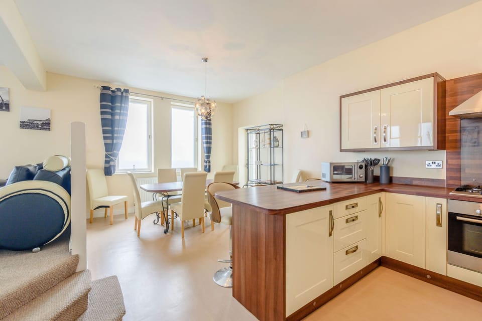 Cottage | Private kitchen | Fridge, microwave, stovetop, dishwasher