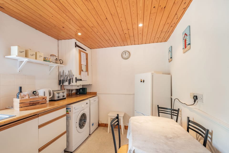 Cottage | Private kitchen | Dishwasher, cookware/dishes/utensils