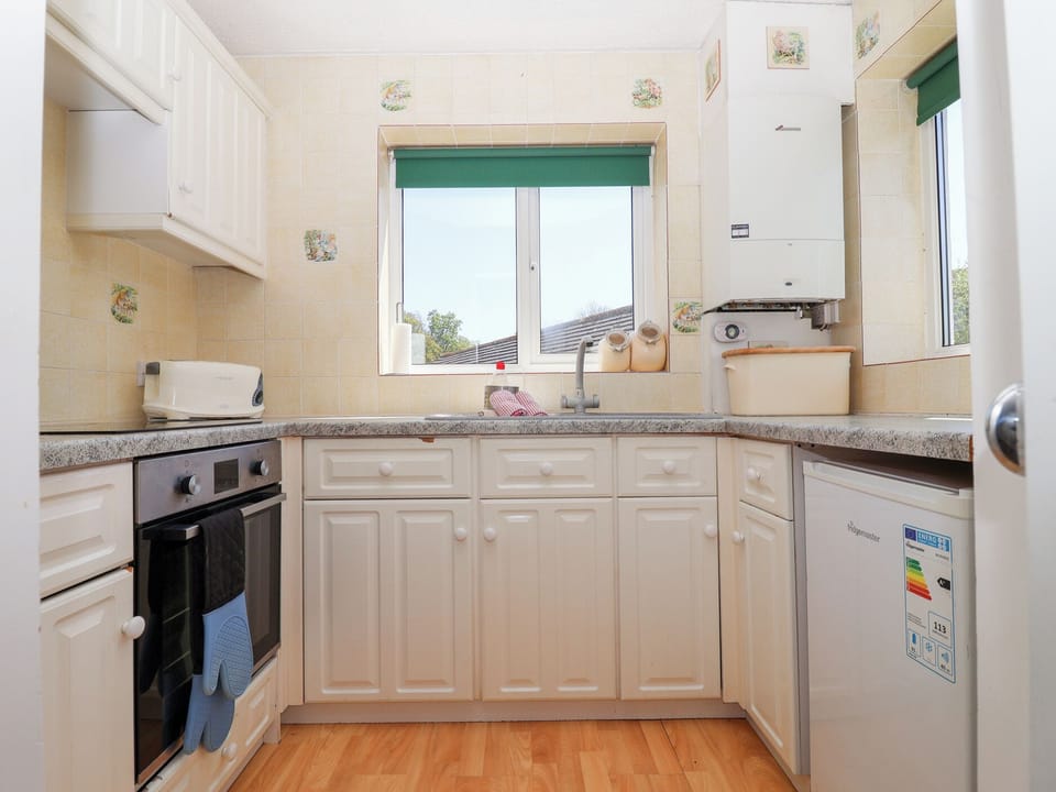 Cottage | Private kitchen | Fridge, microwave, stovetop, highchair