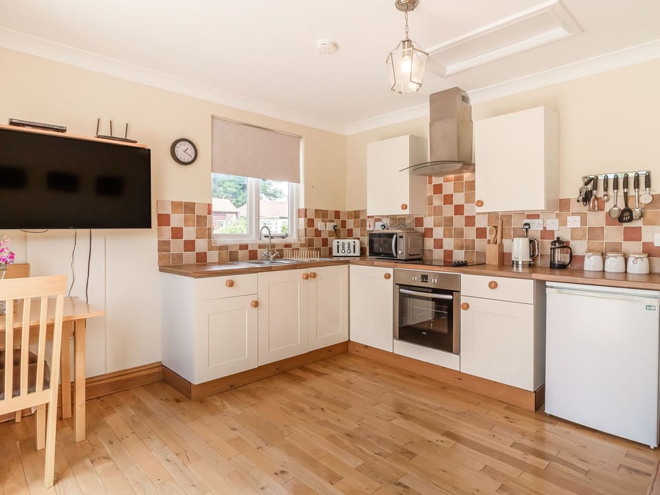 Cottage | Private kitchen | Fridge, microwave, stovetop, cookware/dishes/utensils