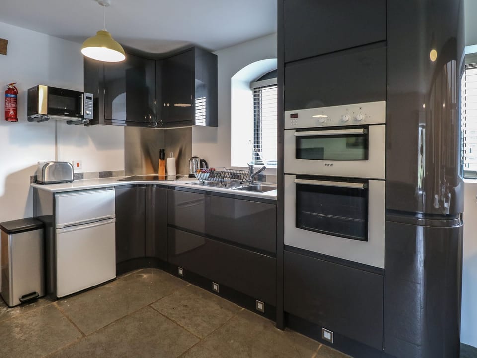 Cottage | Private kitchen | Oven, stovetop, electric kettle, toaster