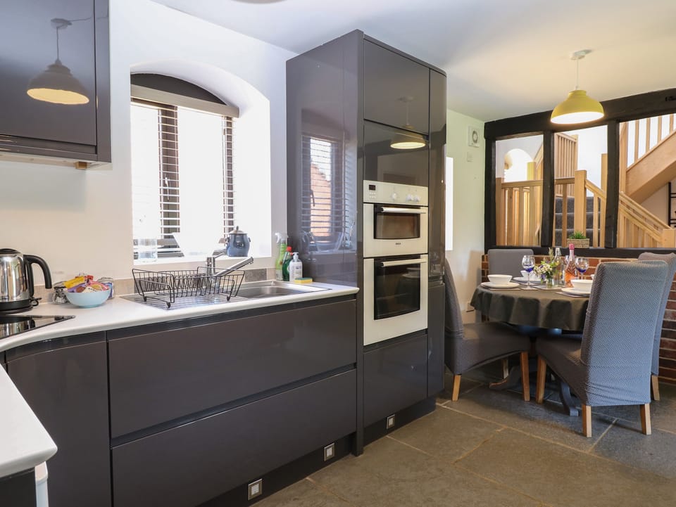 Cottage | Private kitchen | Oven, stovetop, electric kettle, toaster