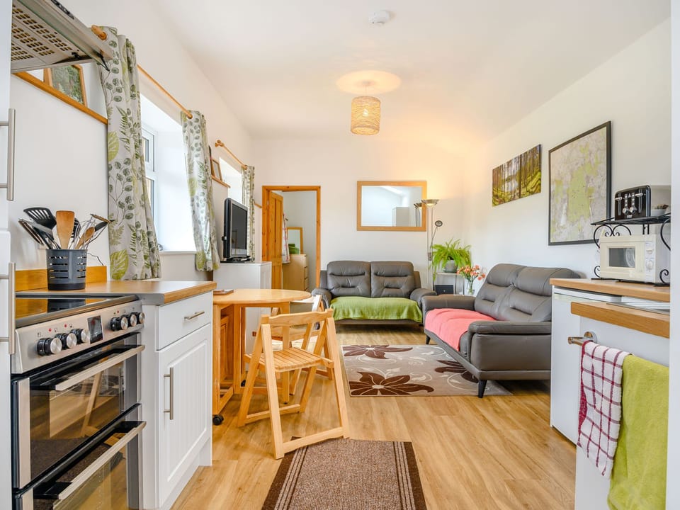 Cottage | Private kitchen | Fridge, microwave, stovetop, cookware/dishes/utensils