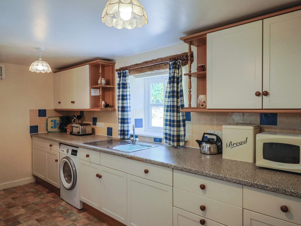Cottage | Private kitchen | Stovetop, dishwasher, highchair, cookware/dishes/utensils
