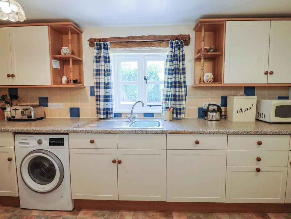 Cottage | Private kitchen | Stovetop, dishwasher, highchair, cookware/dishes/utensils