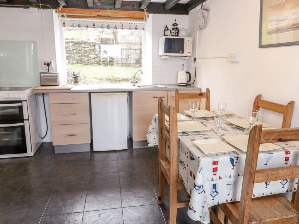 Cottage | Private kitchen | Fridge, microwave, stovetop, electric kettle