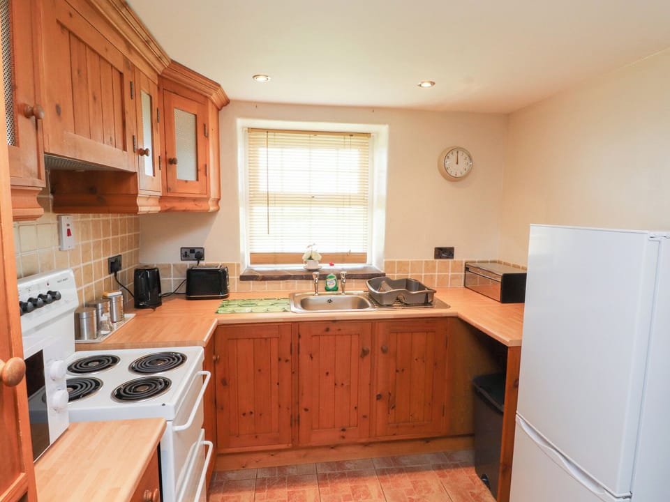 Cottage | Private kitchen | Microwave, stovetop, electric kettle, toaster