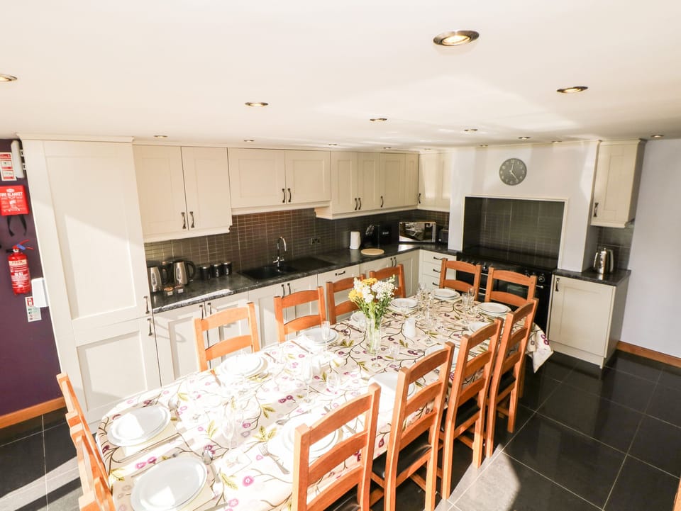 Cottage | Private kitchen | Dishwasher, highchair, cookware/dishes/utensils