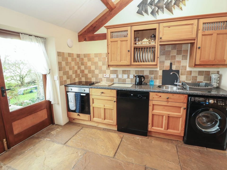 Cottage | Private kitchen | Dishwasher, cookware/dishes/utensils