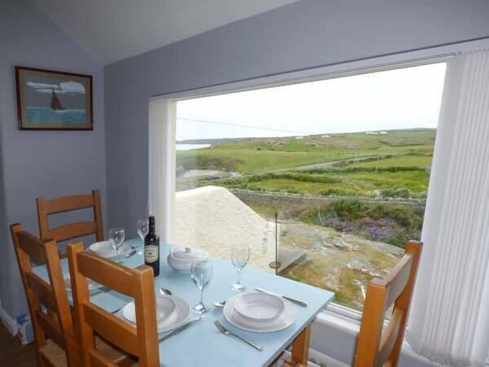 Ty'r Enfys Bach - Upper Cottage in Trearddur Bay