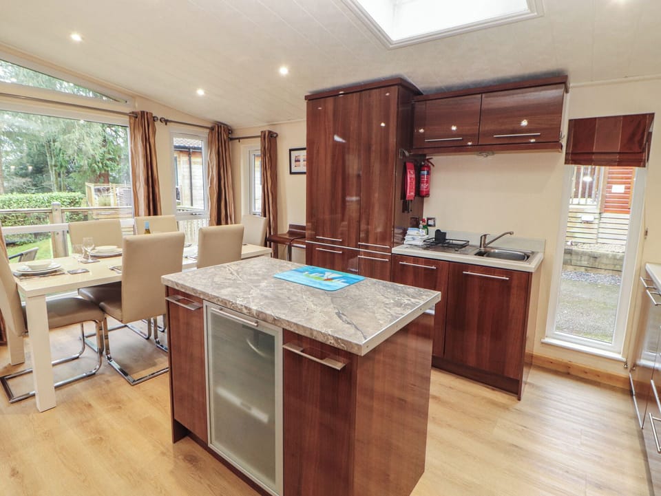 Cottage | Private kitchen | Fridge, microwave, dishwasher, electric kettle