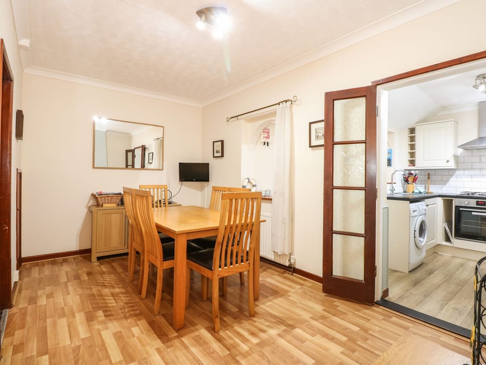 Cottage | Dining