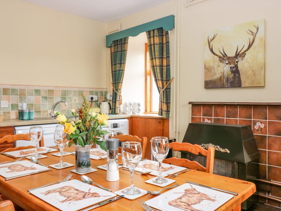 Cottage | Private kitchen | Fridge, cookware/dishes/utensils
