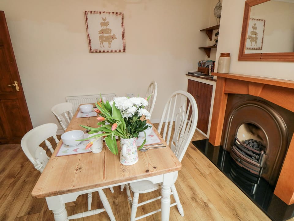 Cottage | Private kitchen | Fridge, microwave, stovetop, cookware/dishes/utensils