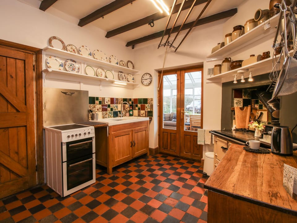 Cottage | Private kitchen | Microwave, stovetop, cookware/dishes/utensils