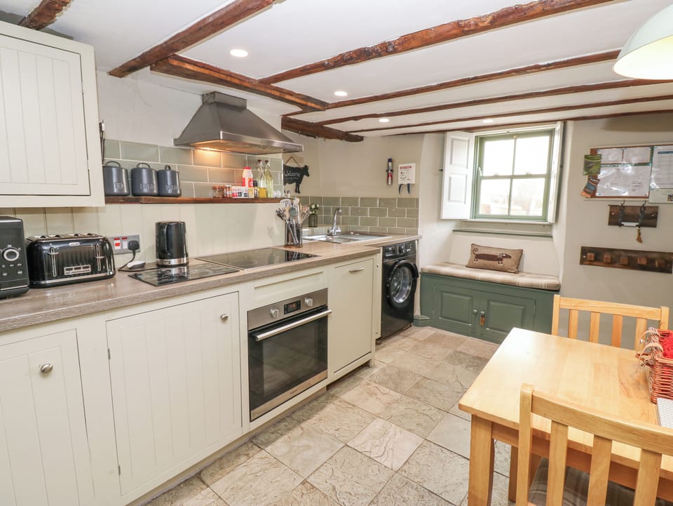 Cottage | Private kitchen | Fridge, microwave, stovetop, dishwasher
