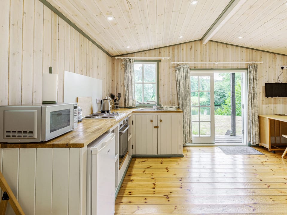 Cottage | Private kitchen | Fridge, microwave, stovetop, cookware/dishes/utensils