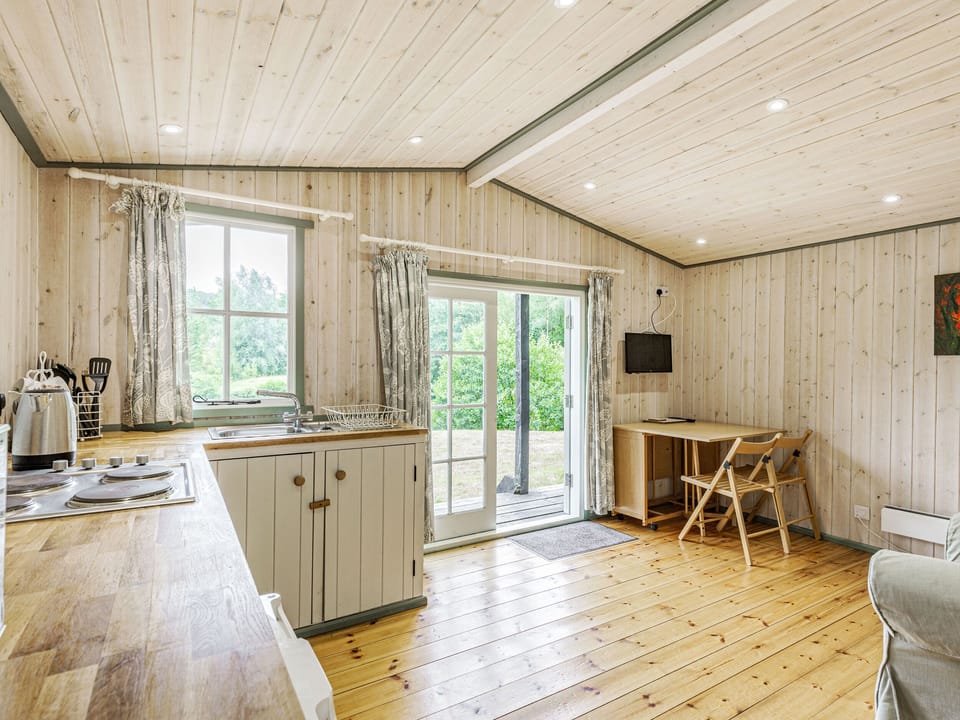 Cottage | Private kitchen | Fridge, microwave, stovetop, cookware/dishes/utensils