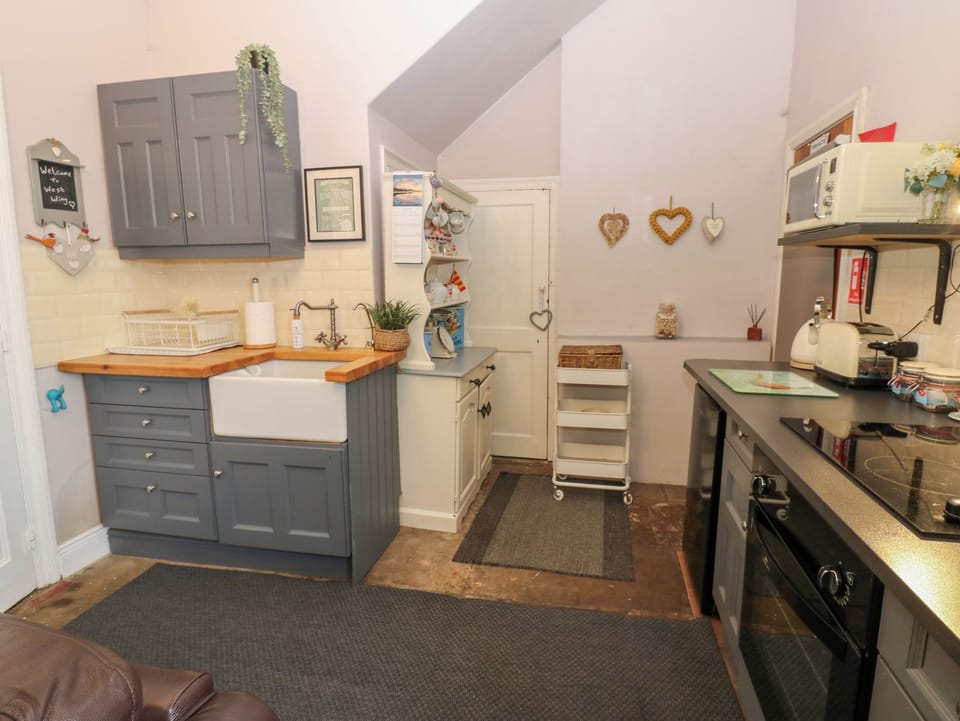 Cottage | Private kitchen | Fridge, microwave, stovetop, electric kettle