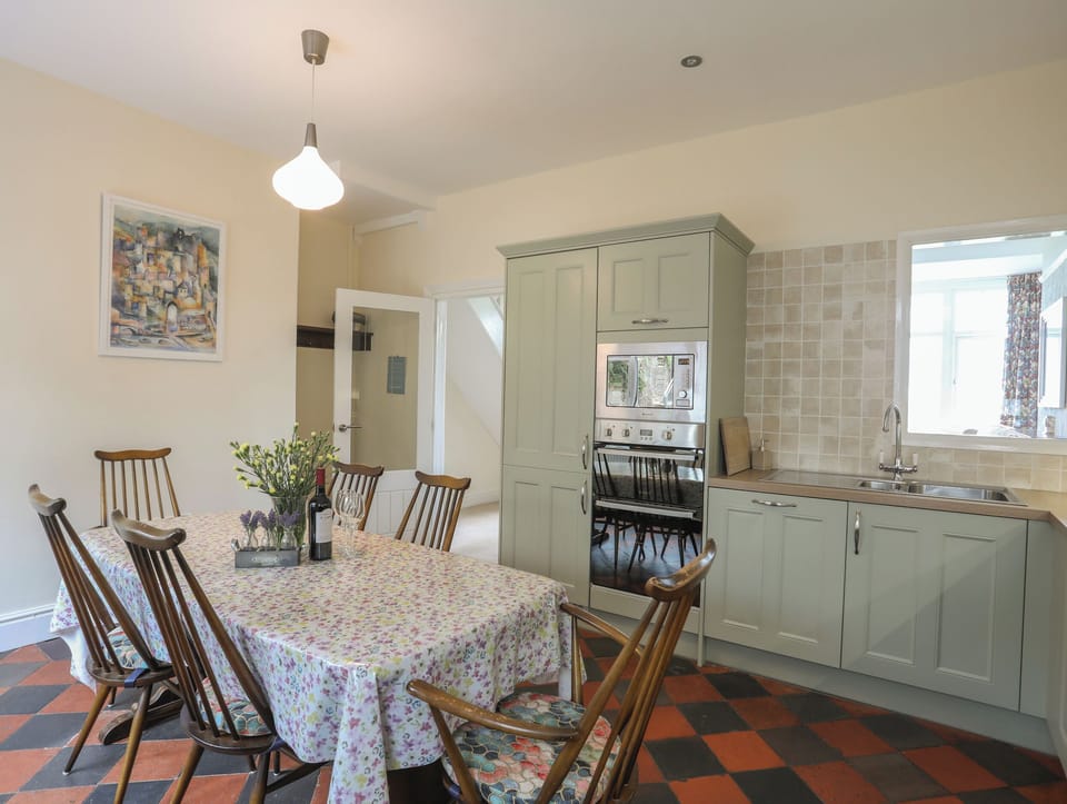 Cottage | Dining