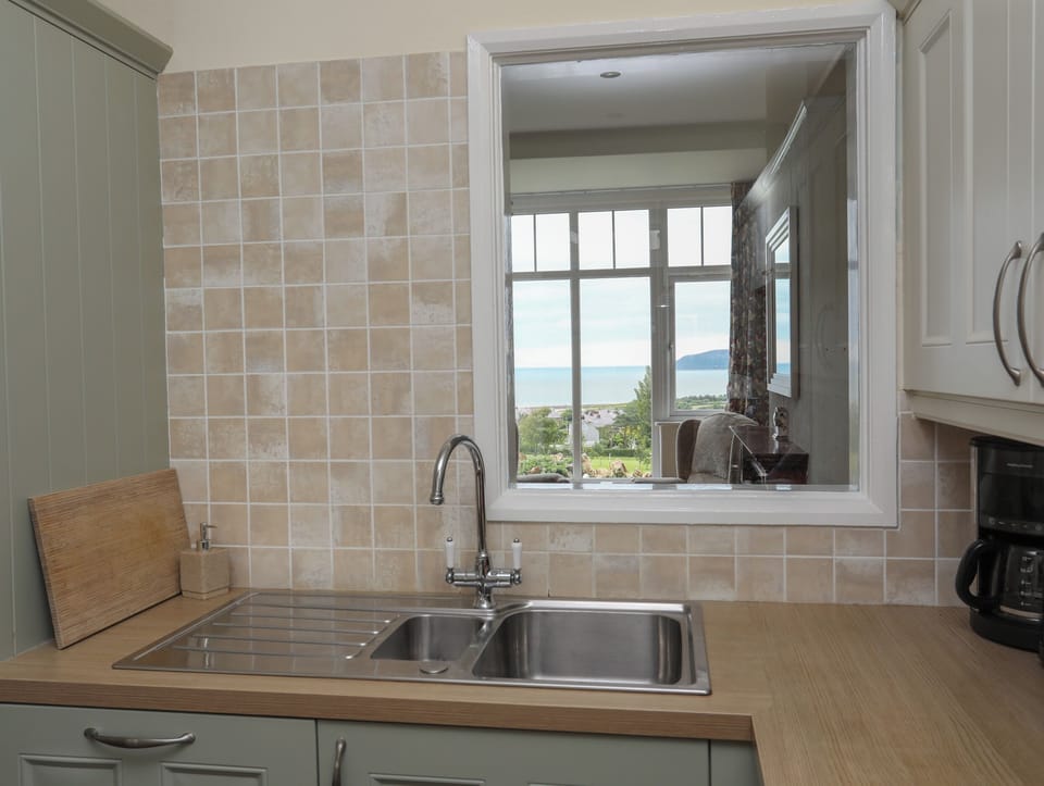 Cottage | Private kitchen | Dishwasher, cookware/dishes/utensils