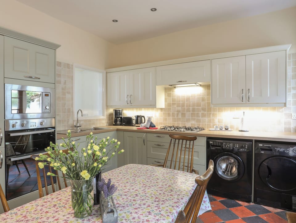 Cottage | Private kitchen | Dishwasher, cookware/dishes/utensils