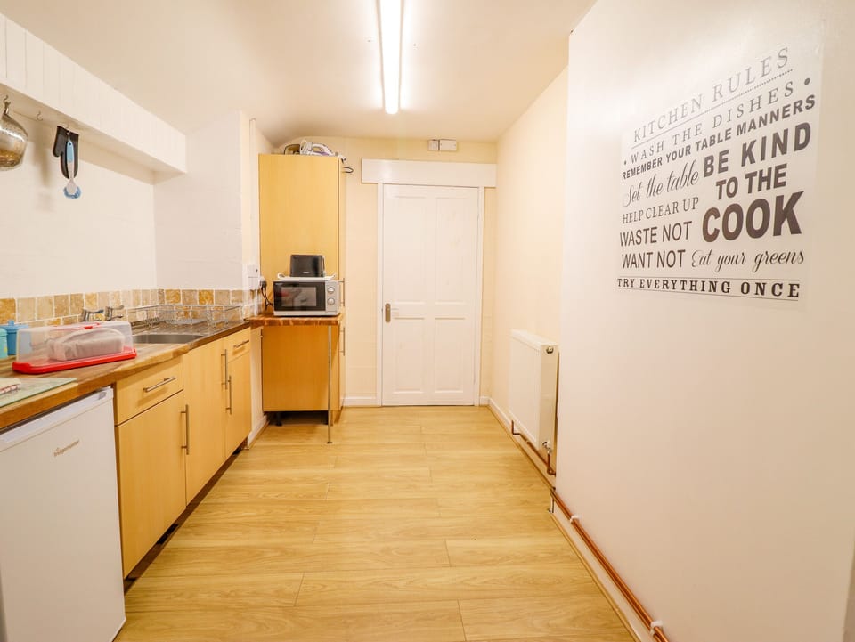 Cottage | Private kitchen | Fridge, microwave, stovetop, cookware/dishes/utensils