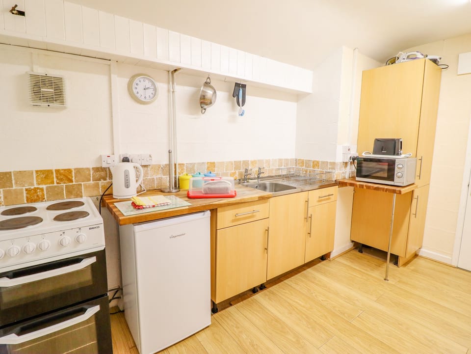 Cottage | Private kitchen | Fridge, microwave, stovetop, cookware/dishes/utensils