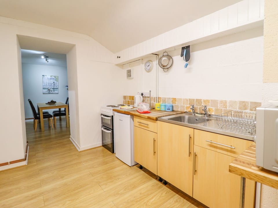 Cottage | Private kitchen | Fridge, microwave, stovetop, cookware/dishes/utensils