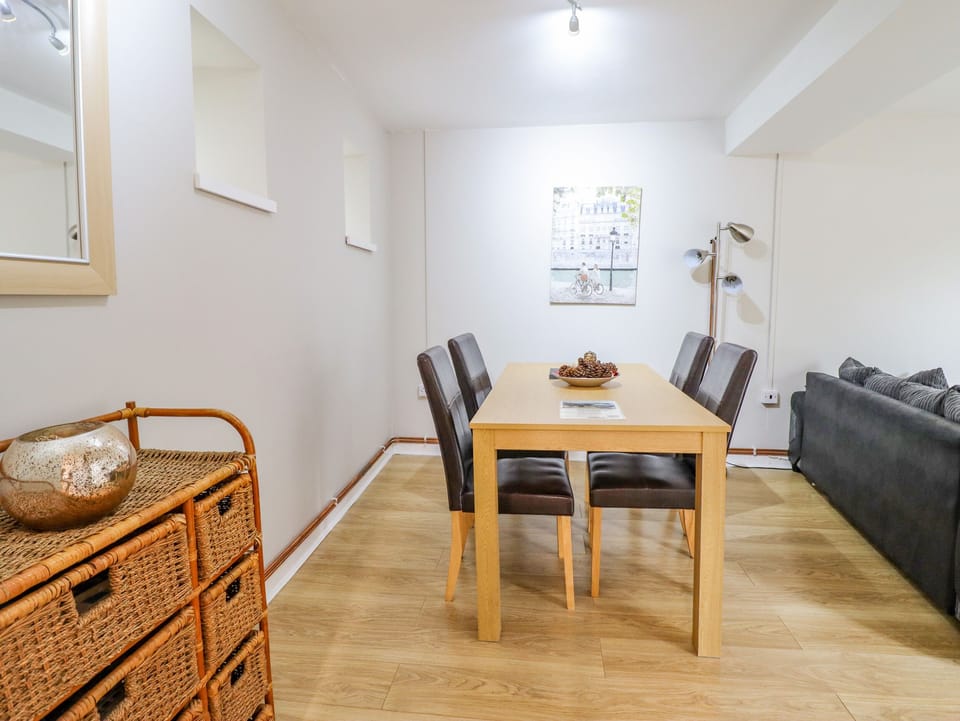 Cottage | Private kitchen | Fridge, microwave, stovetop, cookware/dishes/utensils